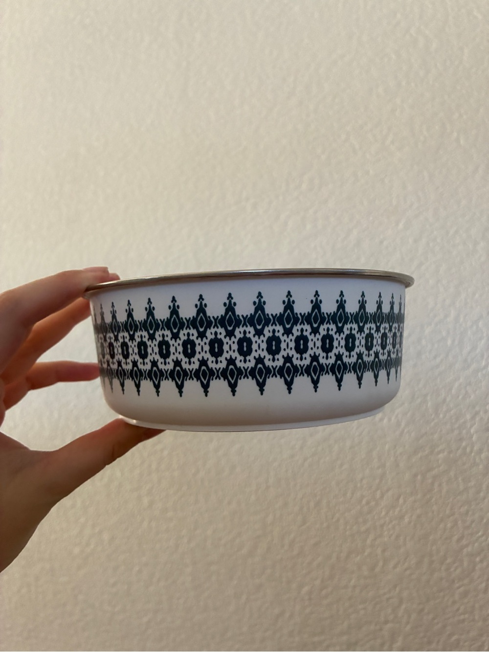Set of 2 Vintage Style Enamel Pet Bowls Black White Pattern Stainless Rim EUC - Picture 4 of 7